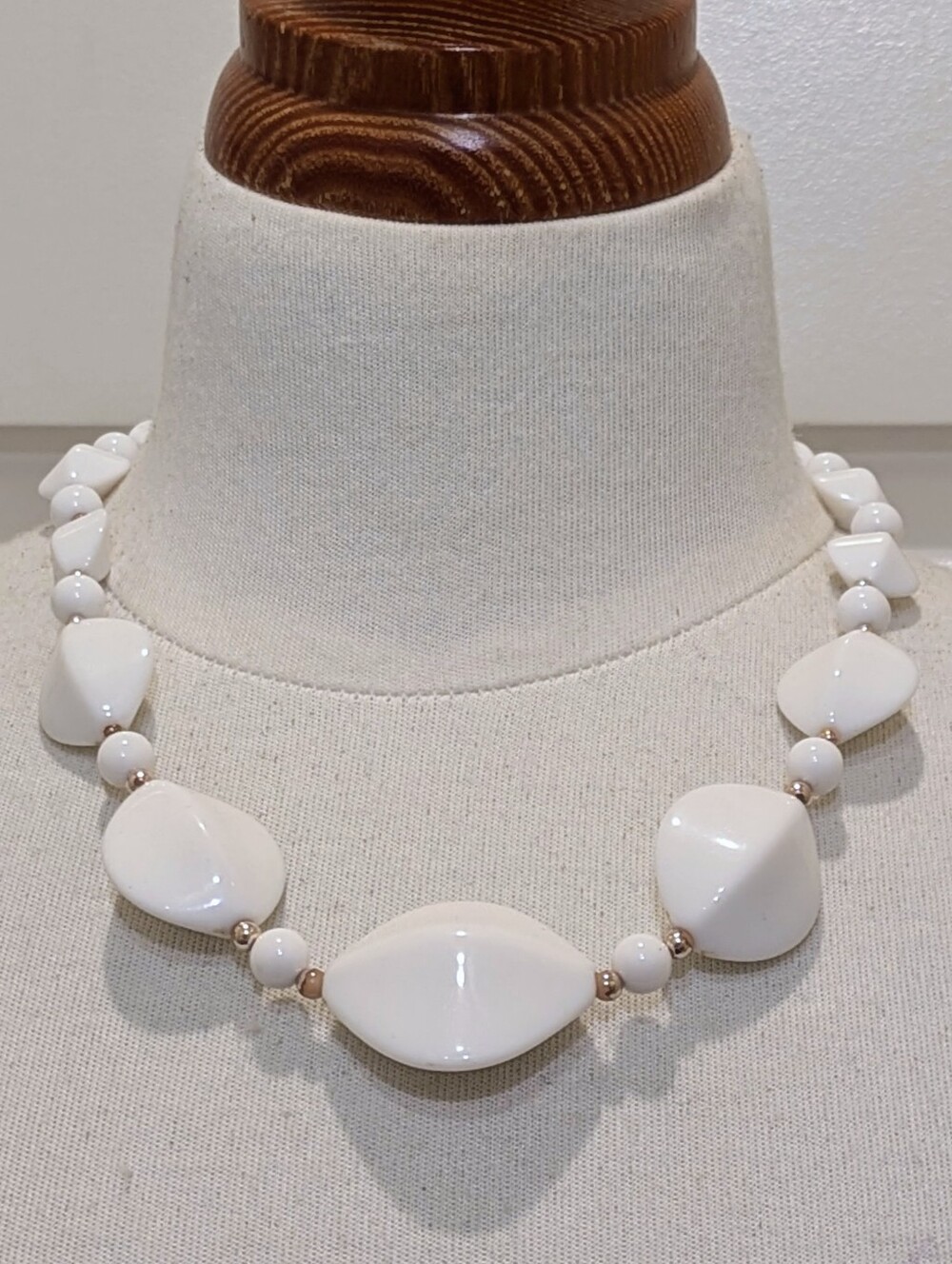 EUC 80s White Acrylic Geometric Beaded Necklace with Goldtone Spacer Beads